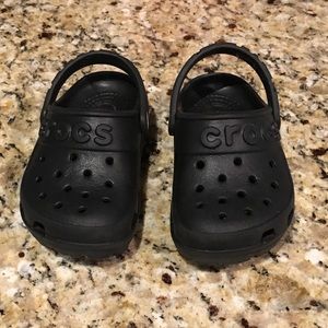 Kids Crocs in Black sz 7